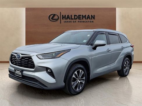 Used 2023 Toyota Highlander XLE image 3