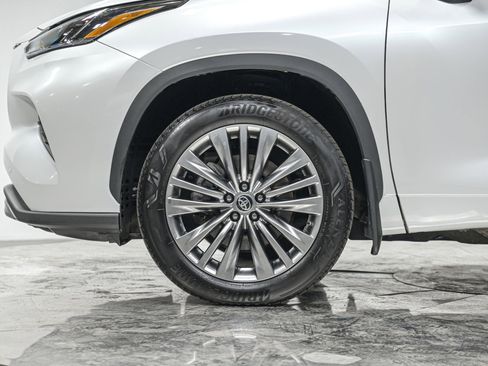 Used 2024 Toyota Highlander Platinum image 3
