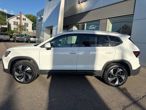 Used 2025 Volkswagen Taos SE AWD/4WD image 9