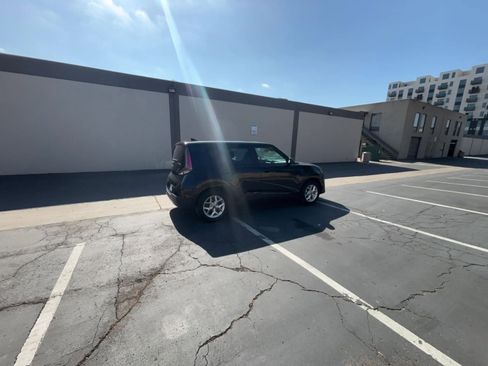 Used 2025 Kia Soul LX w/ LX Technology Package FWD image 16
