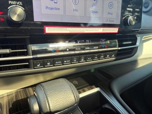 Used 2024 Toyota Sienna Platinum FWD image 33