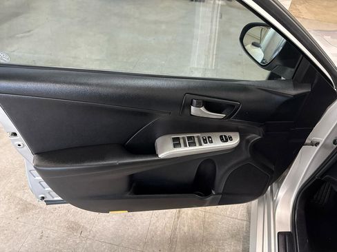 Used 2012 Toyota Camry SE w/ Leather Pkg FWD image 35