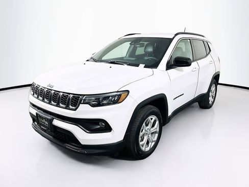Used 2024 Jeep Compass Latitude image 3
