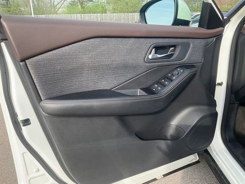 Used 2023 Nissan Rogue SV image 12