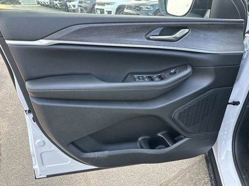 New 2026 Jeep Grand Cherokee Altitude image 8