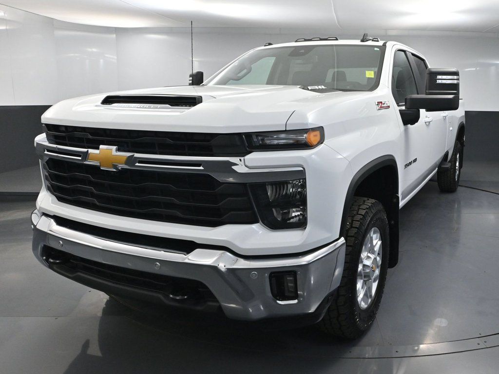 Used 2025 Chevrolet Silverado 3500 LT w/ Safety Package AWD/4WD image 9