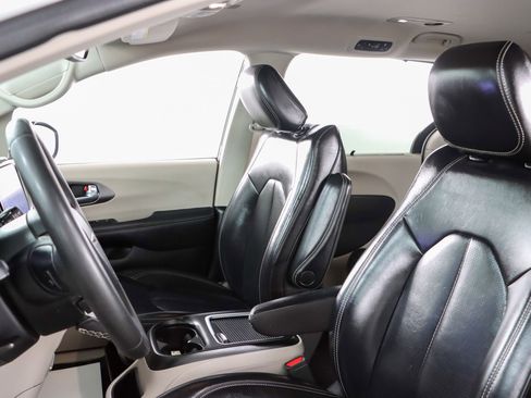 Used 2023 Chrysler Pacifica Touring-L FWD image 23