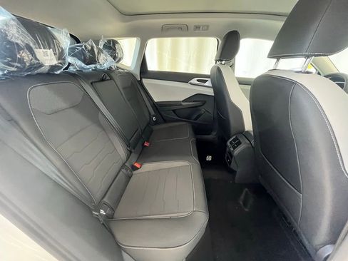 Certified 2025 Volkswagen Taos SE w/ Panoramic Sunroof Package image 25