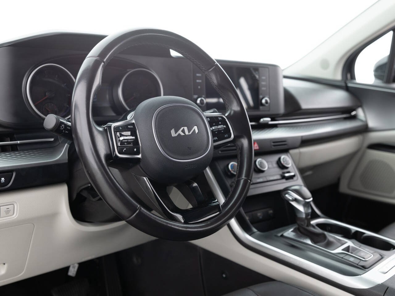Used 2023 Kia Carnival LX FWD image 23