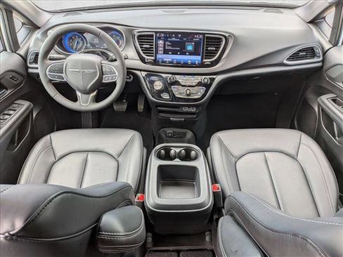 Used 2025 Chrysler Pacifica Select FWD image 18