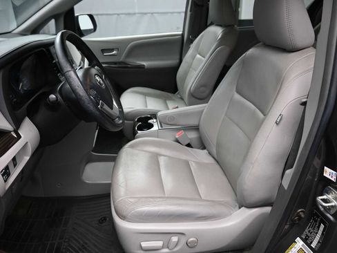 Used 2015 Toyota Sienna XLE image 10