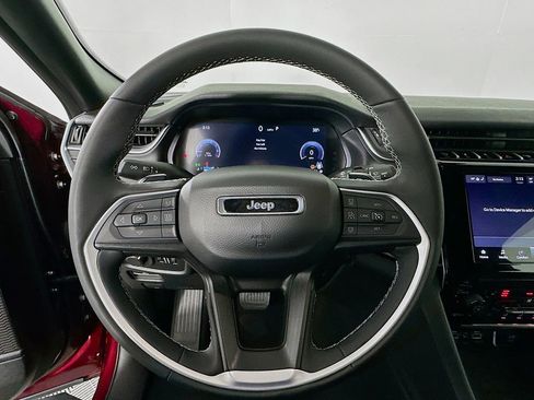 Used 2024 Jeep Grand Cherokee Altitude image 11