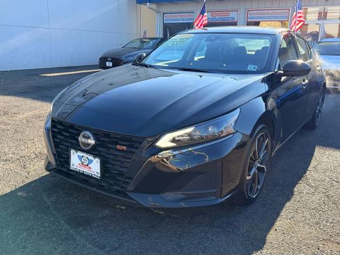 Used 2023 Nissan Altima 2.5 SR w/ SR Premium Package image 4