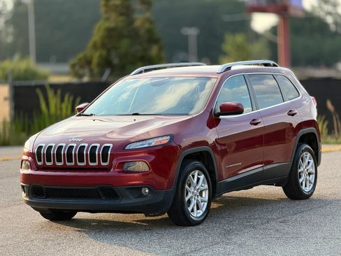 Used 2017 Jeep Cherokee Latitude w/ Comfort & Sound Group FWD image 6