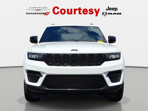 Certified 2024 Jeep Grand Cherokee Altitude AWD/4WD image 9