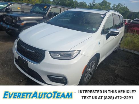 Used 2023 Chrysler Pacifica Pinnacle FWD image 1