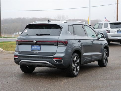 Certified 2025 Volkswagen Taos SE image 7