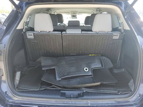 Used 2021 Toyota Highlander LE AWD/4WD image 9