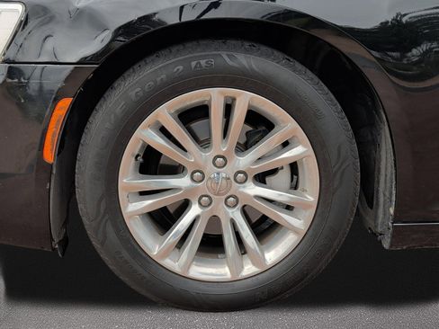 Used 2017 Chrysler 300 C RWD image 7