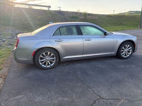 Used 2018 Chrysler 300 Touring L image 14