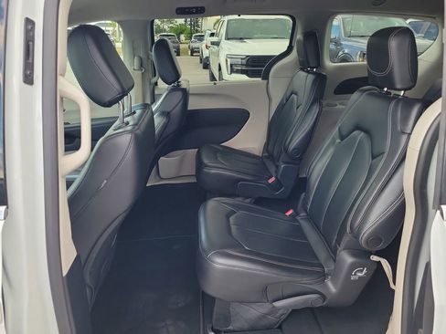 Used 2023 Chrysler Pacifica Touring-L FWD image 11