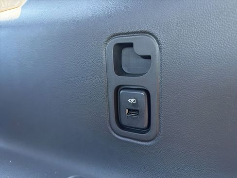 Used 2023 Chevrolet Traverse RS image 36