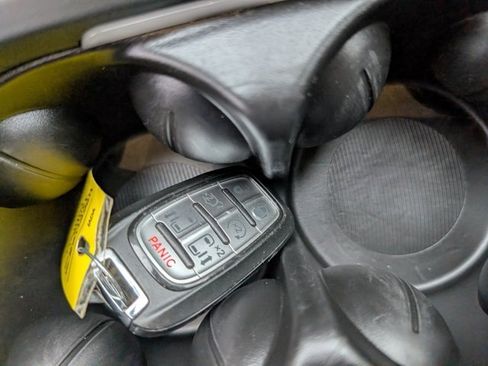 Used 2024 Chrysler Pacifica Touring-L image 17