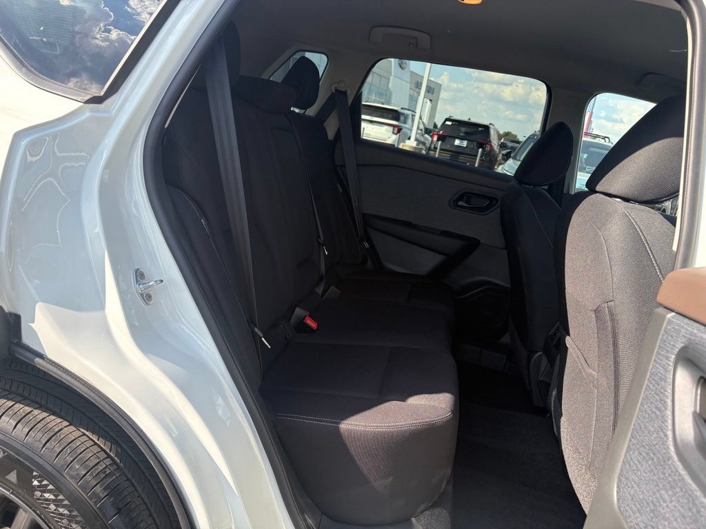 Used 2023 Nissan Rogue S AWD/4WD image 18