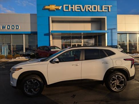 Used 2024 Chevrolet Trax LT w/ Driver Confidence Package image 2