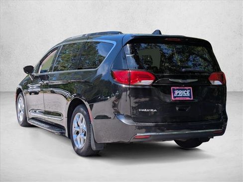 Used 2017 Chrysler Pacifica Touring-L w/ Tire & Wheel Group FWD image 8
