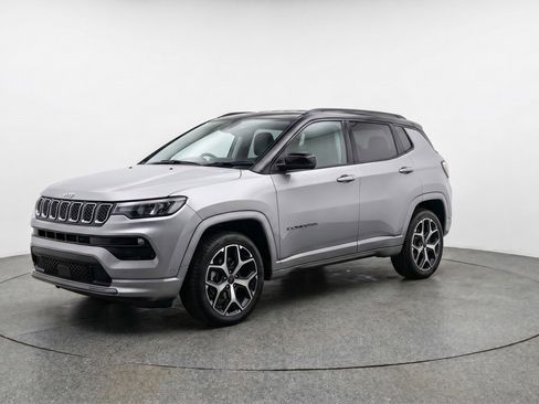 Used 2025 Jeep Compass Limited AWD/4WD image 3