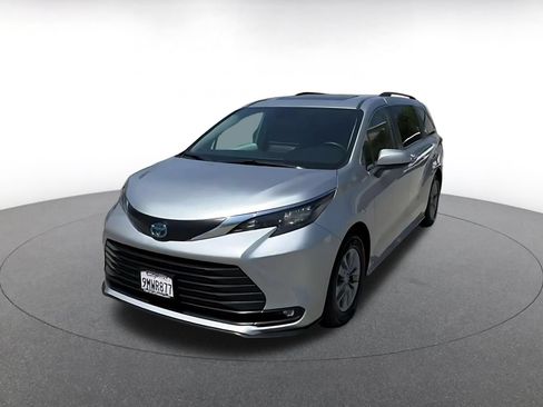 Used 2025 Toyota Sienna XLE FWD image 6