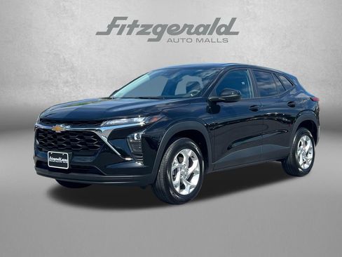 Used 2025 Chevrolet Trax LS w/ LS Convenience Package FWD image 2