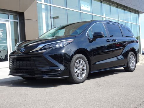 Used 2024 Toyota Sienna LE FWD image 1