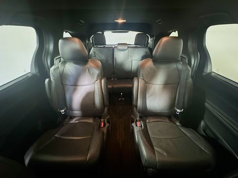 Used 2025 Toyota Sienna Limited FWD image 30
