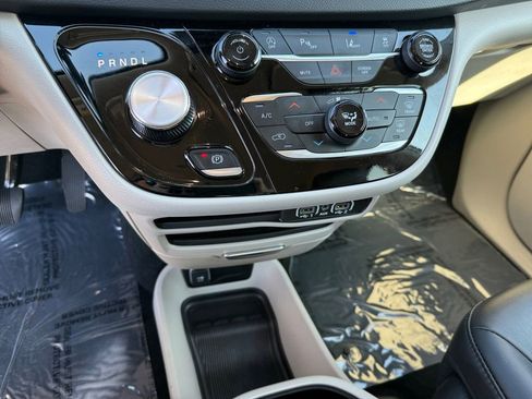 Used 2024 Chrysler Pacifica Touring-L image 19