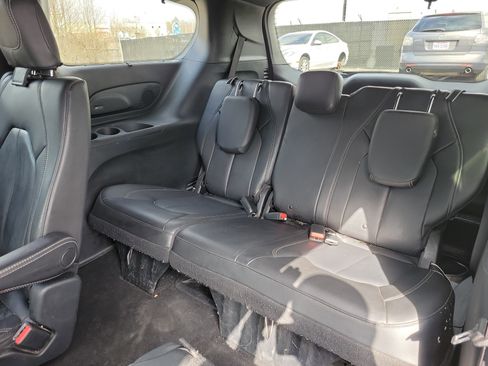 Used 2019 Chrysler Pacifica Touring-L Plus w/ Advanced Safetytec Group image 16