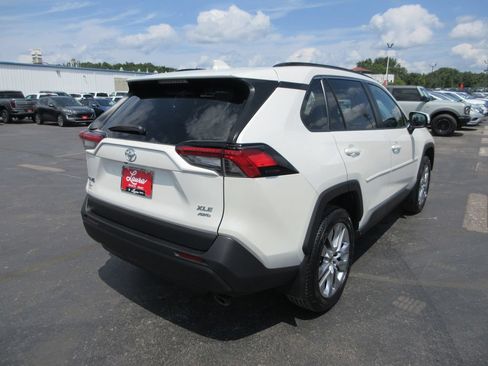 Used 2022 Toyota RAV4 XLE Premium AWD/4WD image 5
