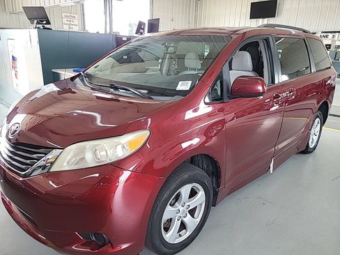 Used 2012 Toyota Sienna LE FWD image 1