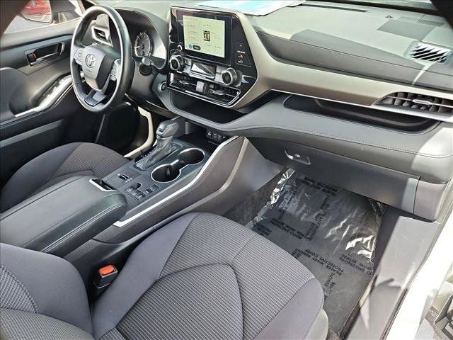 Used 2025 Toyota Highlander LE FWD image 27