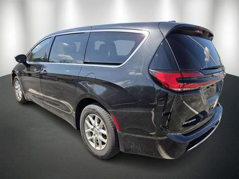 Used 2023 Chrysler Pacifica Touring-L image 6