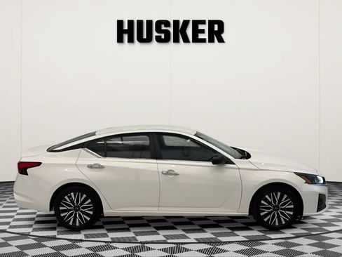 Used 2025 Nissan Altima 2.5 SV FWD image 2