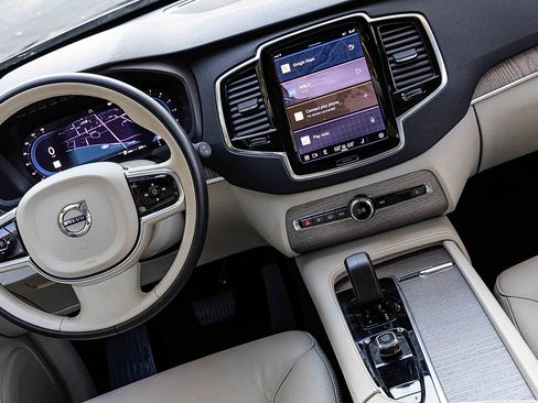 Used 2024 Volvo XC90 B5 Plus image 19