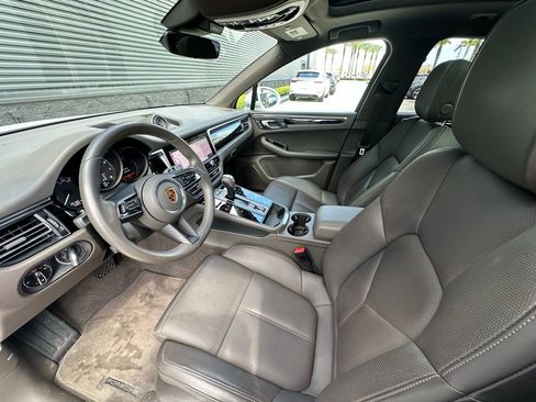 Certified 2023 Porsche Macan image 4
