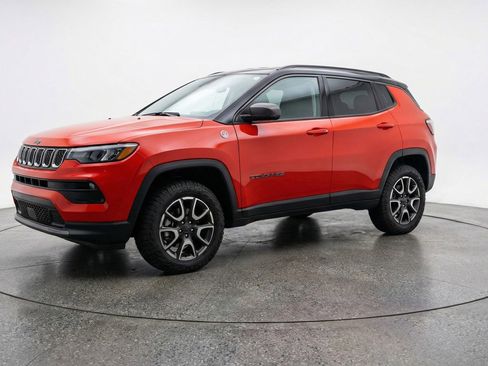 Used 2025 Jeep Compass Trailhawk AWD/4WD image 3