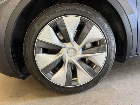 Used 2023 Tesla Model Y Long Range image 28