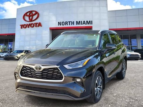 Used 2024 Toyota Highlander XLE AWD/4WD image 2