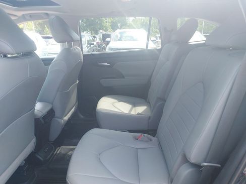 Used 2020 Toyota Highlander XLE AWD/4WD image 32