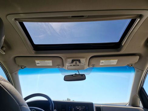 Used 2015 Toyota Sienna XLE w/ XLE Navigation Package image 41