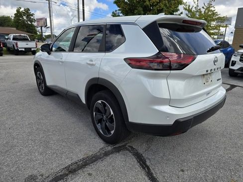 Used 2024 Nissan Rogue SV image 5